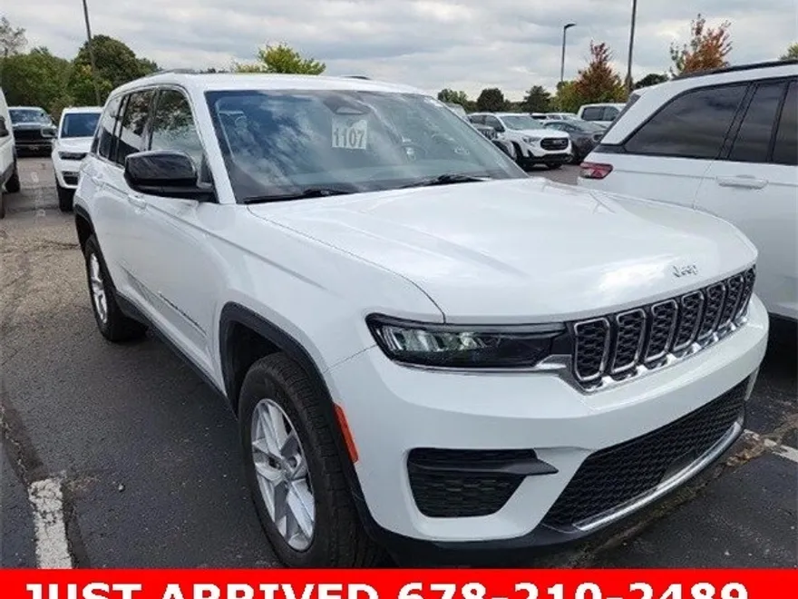 2023 Jeep Grand Cherokee Laredo photo 1