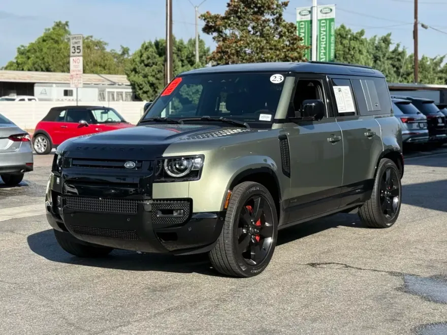 2023 Land Rover Defender 110 photo 1