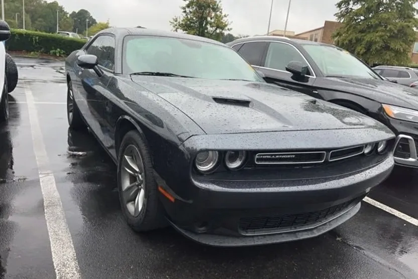 2019 Dodge Challenger SXT photo 1
