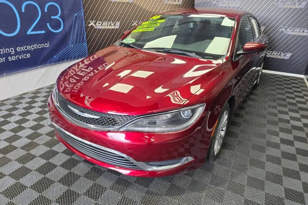 2016 Chrysler 200 Limited photo 1