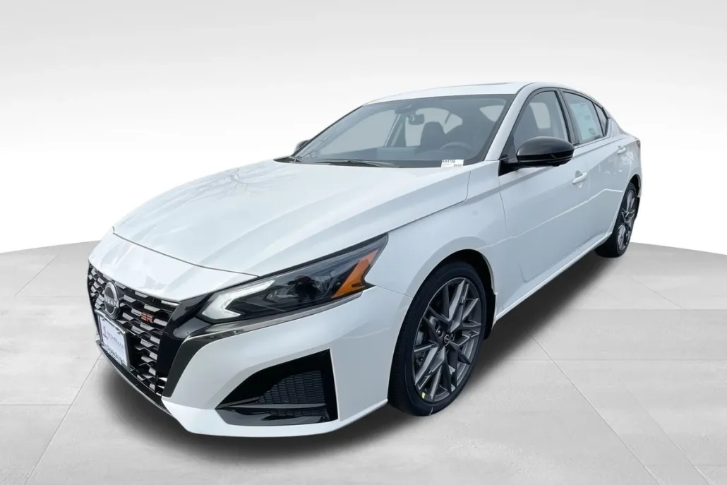 2024 Nissan Altima SR photo 1