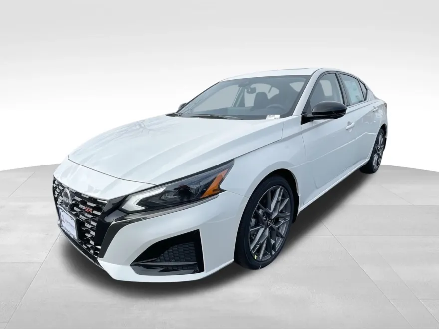 2024 Nissan Altima SR photo 1