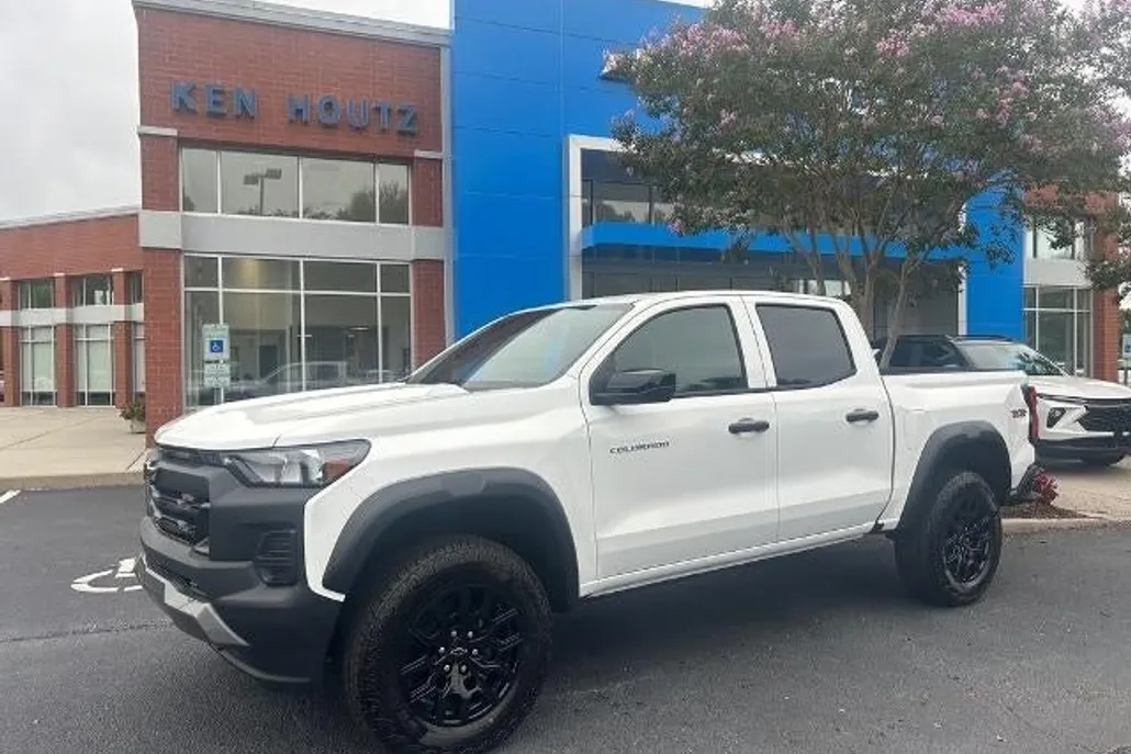 2026 Chevrolet Colorado Trail Boss photo 1