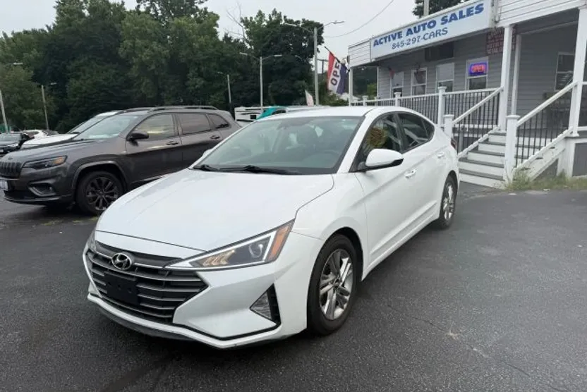 2020 Hyundai Elantra SEL photo 1