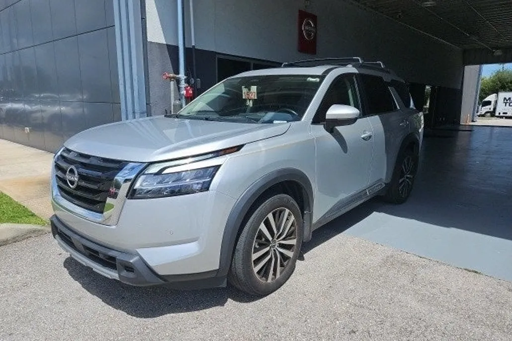 2023 Nissan Pathfinder Platinum photo 1