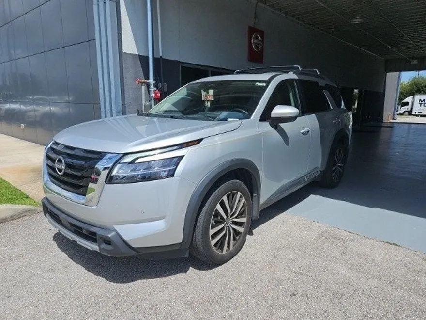 2023 Nissan Pathfinder Platinum photo 1