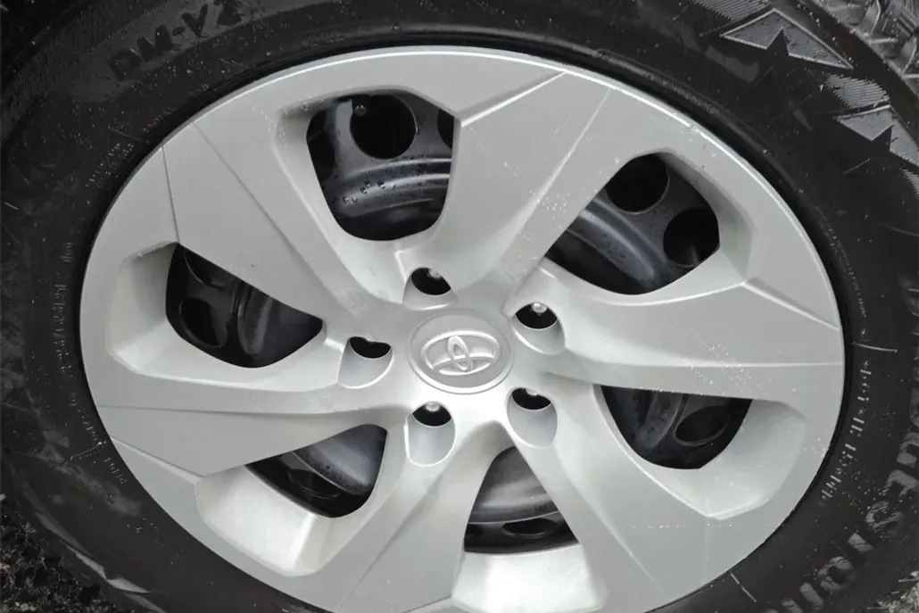 2019 Toyota RAV4 LE photo 1