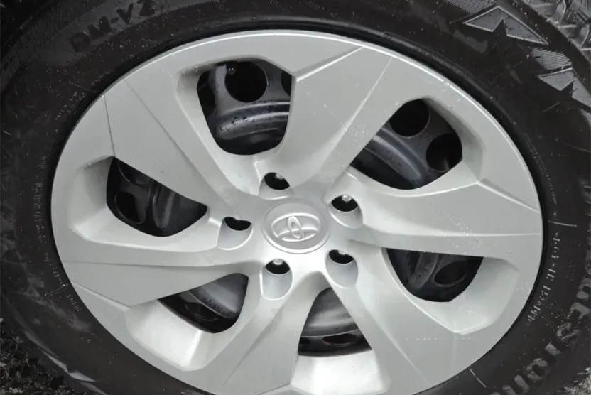 2019 Toyota RAV4 LE photo 1