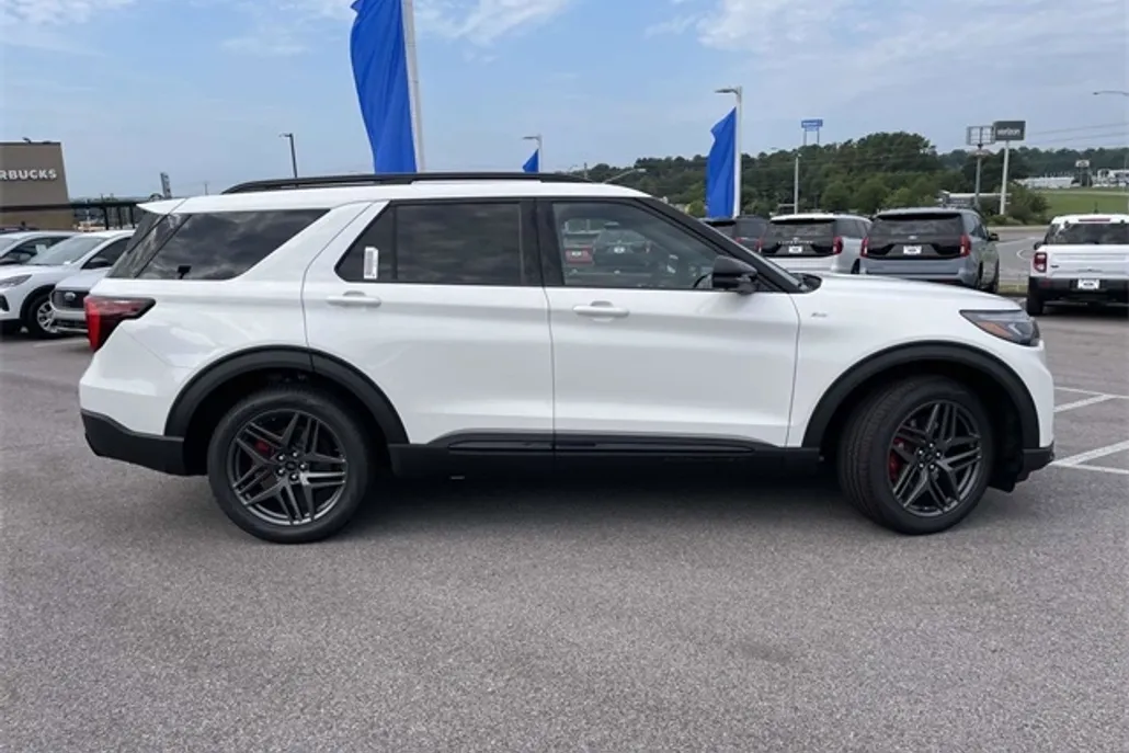 2025 Ford Explorer ST-Line photo 1