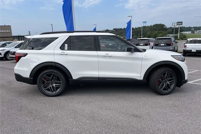 2025 Ford Explorer ST-Line photo 1