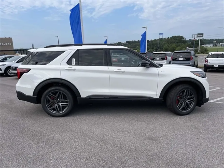2025 Ford Explorer ST-Line photo 1