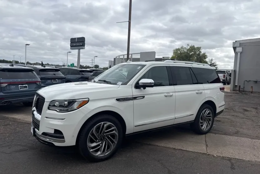 2023 Lincoln Navigator Black Label photo 1