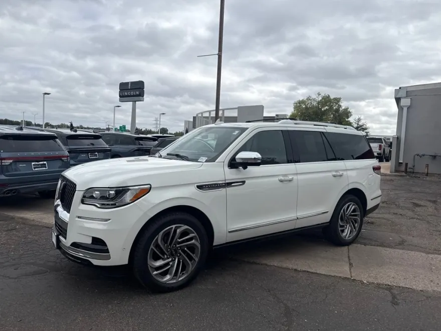 2023 Lincoln Navigator Black Label photo 1
