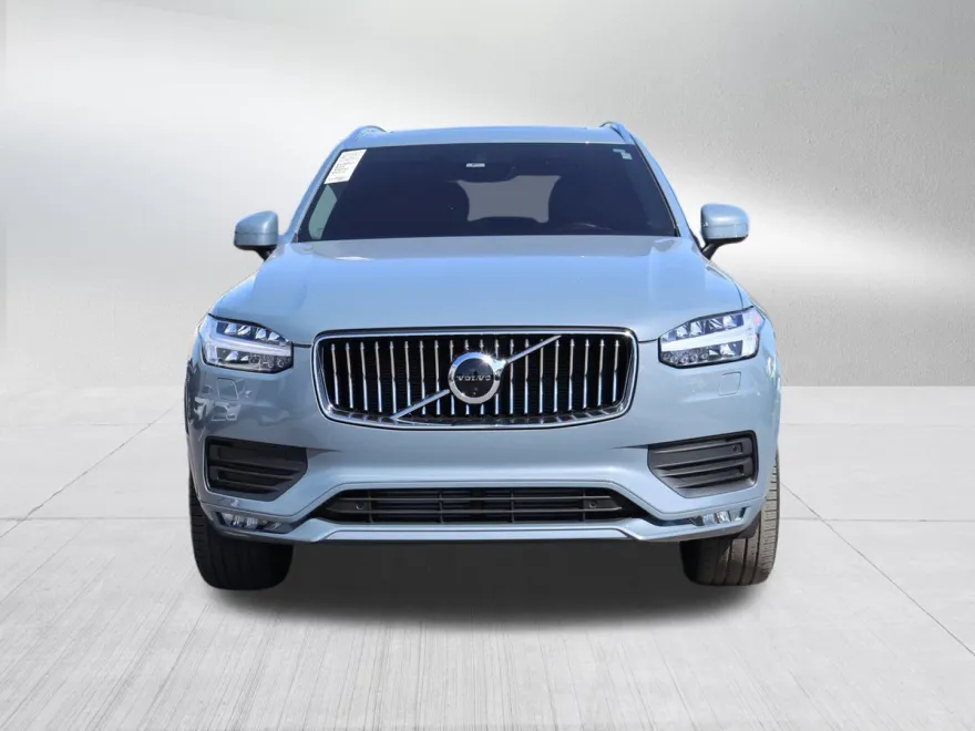 2022 Volvo XC90 Momentum photo 1