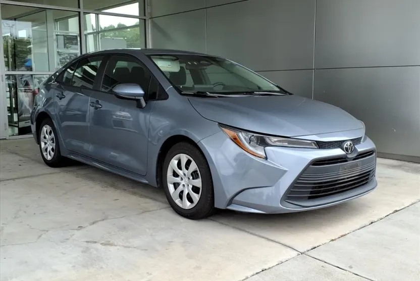 2023 Toyota Corolla LE photo 1