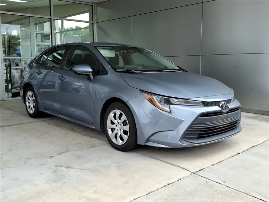 2023 Toyota Corolla LE photo 1