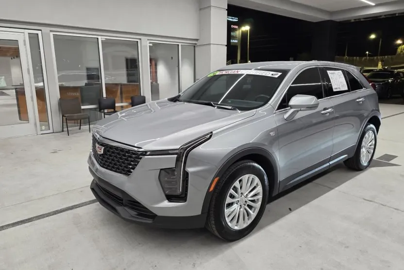 2024 Cadillac XT4 Luxury photo 1
