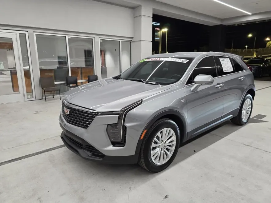 2024 Cadillac XT4 Luxury photo 1
