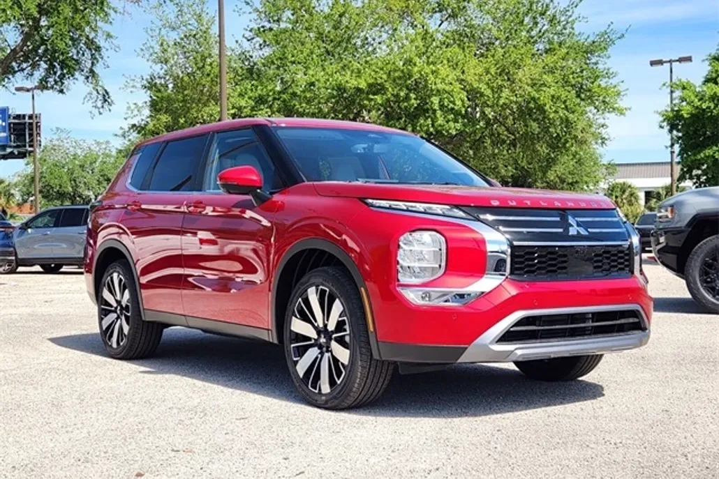 2025 Mitsubishi Outlander SE photo 1