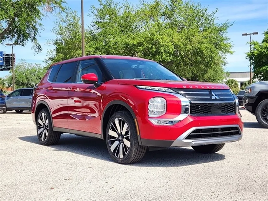 2025 Mitsubishi Outlander SE photo 1