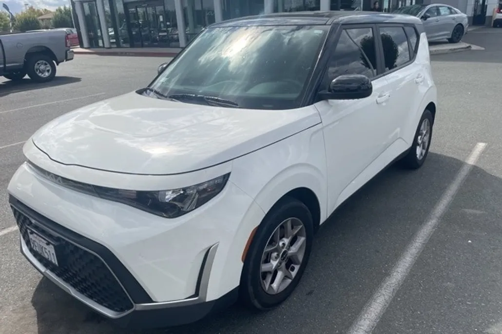 2023 Kia Soul S photo 1