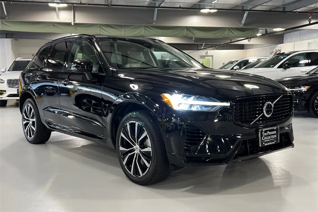 2023 Volvo XC60 Recharge Hybrid Plus photo 1