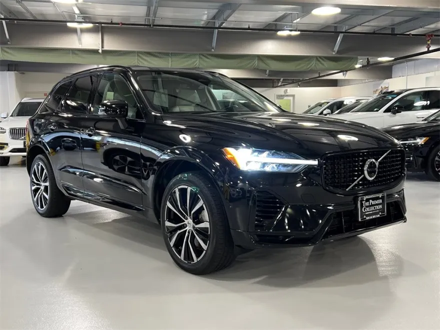 2023 Volvo XC60 Recharge Hybrid Plus photo 1