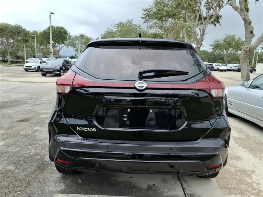 2021 Nissan Kicks S photo 1