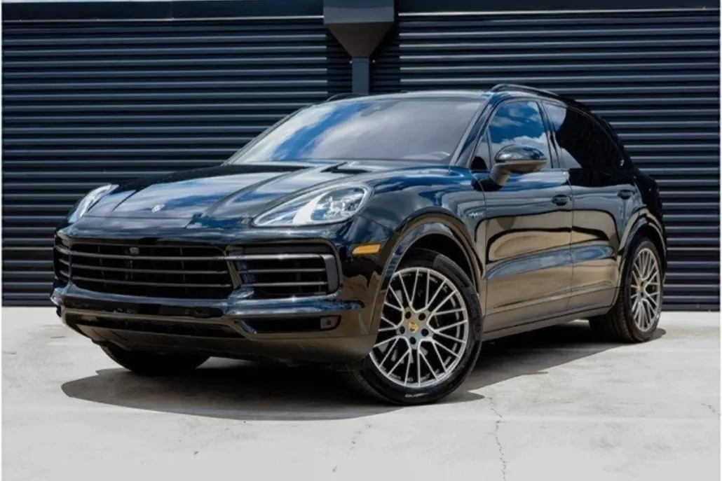 2023 Porsche Cayenne Platinum Edition E-Hybrid photo 1