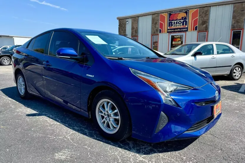 2018 Toyota Prius Four photo 1