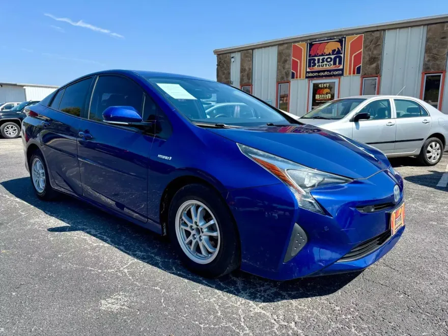 2018 Toyota Prius Four photo 1