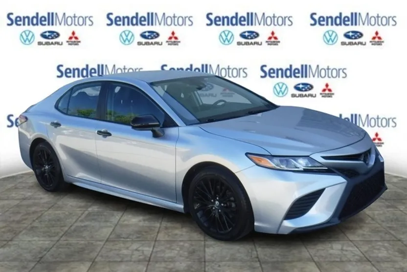 2019 Toyota Camry SE XLE photo 1