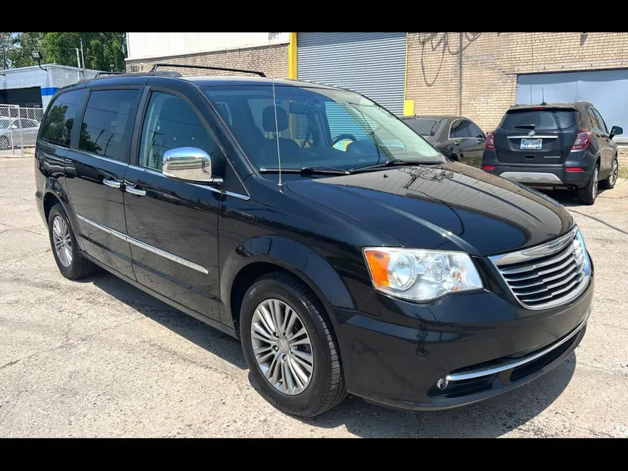 2014 Chrysler Town & Country Limited photo 1