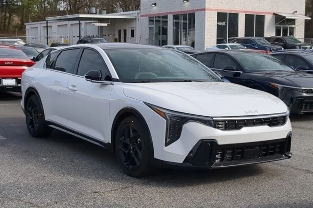 2025 Kia K4 GT-Line Turbo photo 1