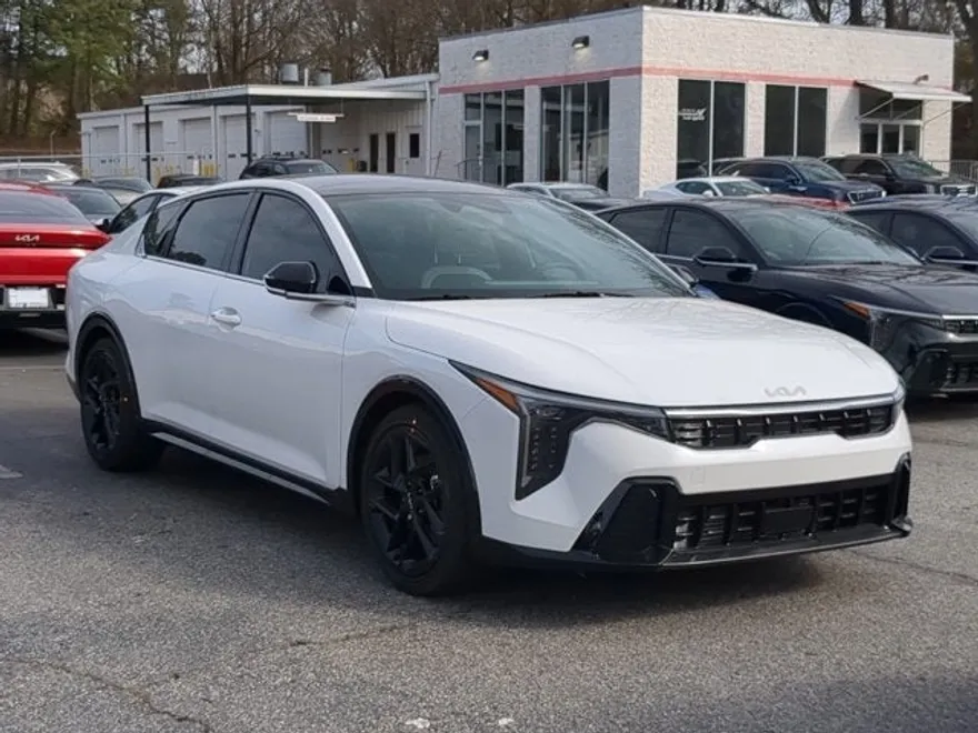 2025 Kia K4 GT-Line Turbo photo 1
