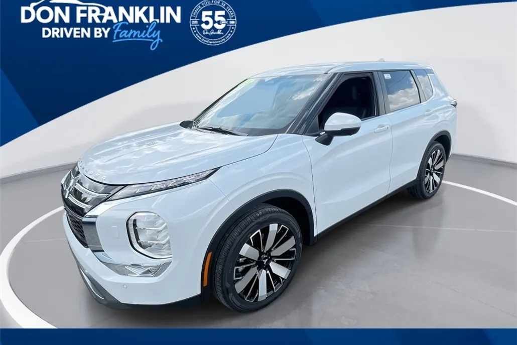 2025 Mitsubishi Outlander SE photo 1