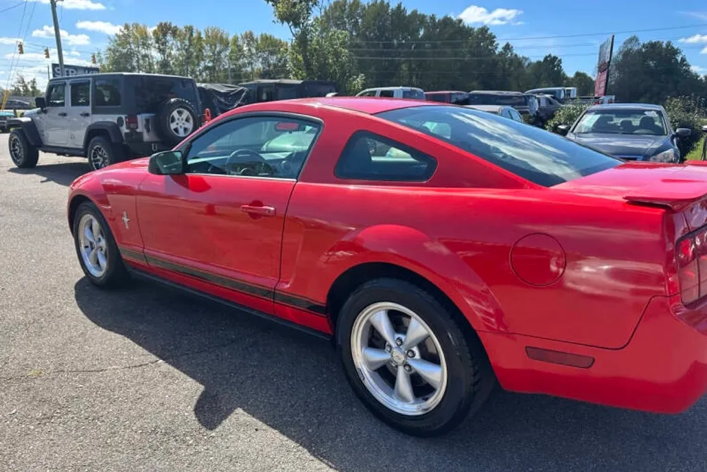 2008 Ford Mustang V6 Deluxe photo 1