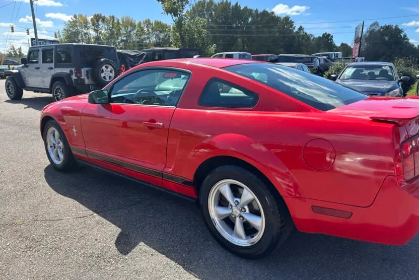 2008 Ford Mustang V6 Deluxe photo 1