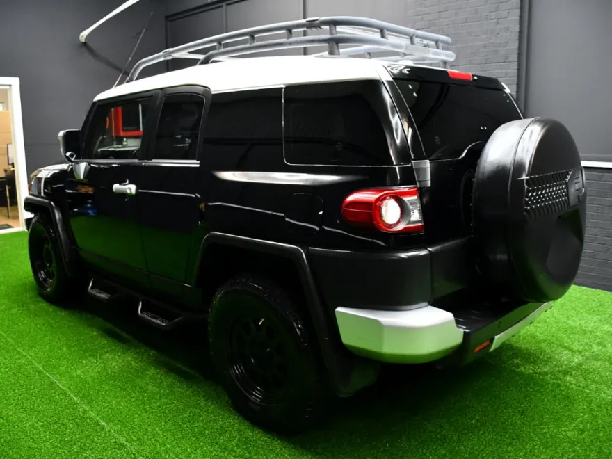 2013 Toyota FJ Cruiser Base photo 1