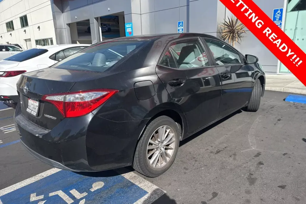 2015 Toyota Corolla LE photo 1