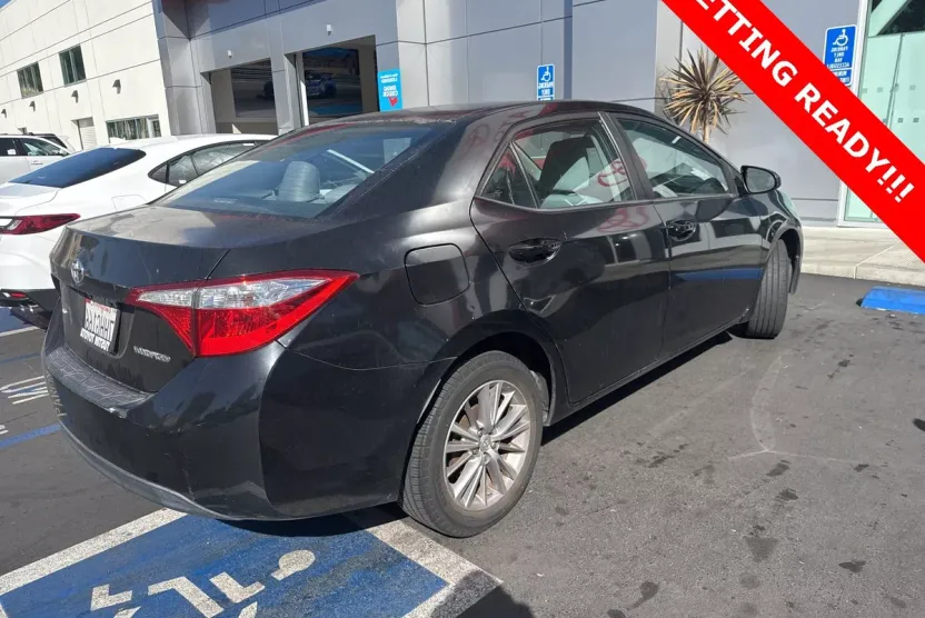 2015 Toyota Corolla LE photo 1