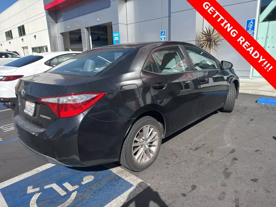 2015 Toyota Corolla LE photo 1
