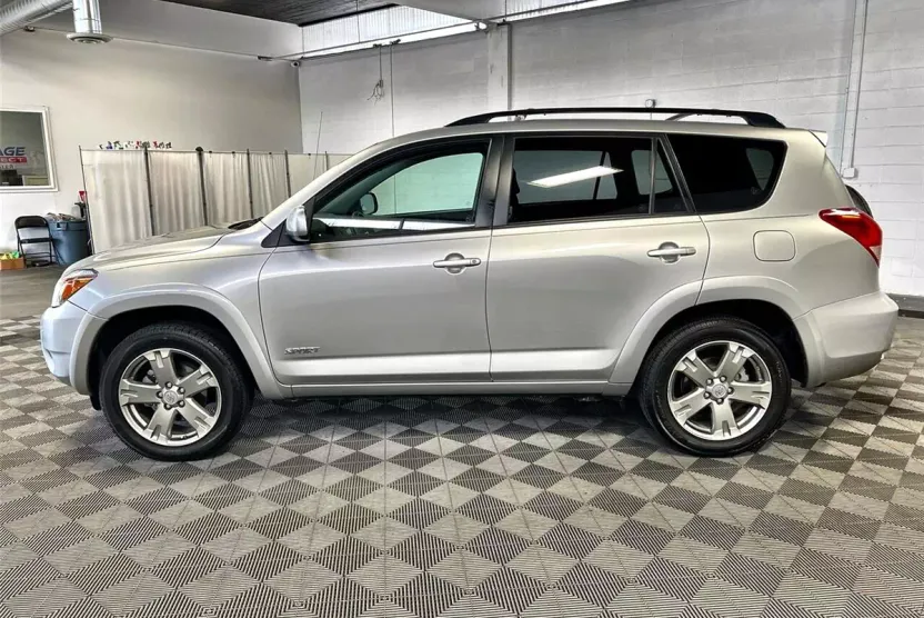 2008 Toyota RAV4 Sport photo 1