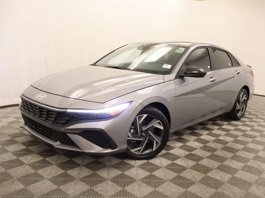 2025 Hyundai Elantra SEL Sport photo 1