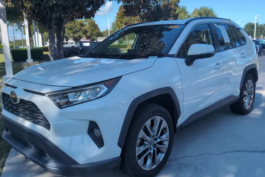 2019 Toyota RAV4 XLE Premium photo 1