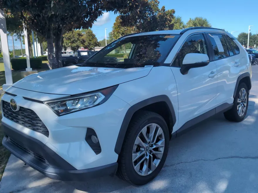 2019 Toyota RAV4 XLE Premium photo 1