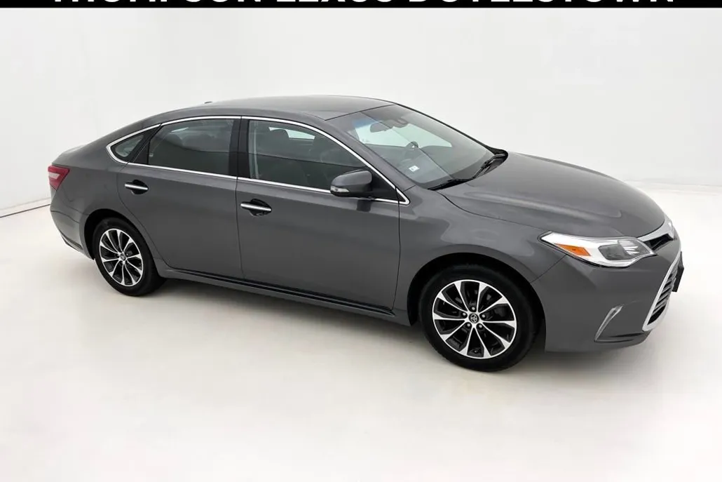 2018 Toyota Avalon Limited photo 1