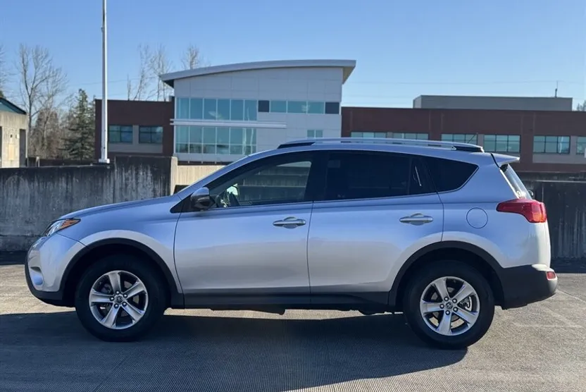 2015 Toyota RAV4 XLE photo 1