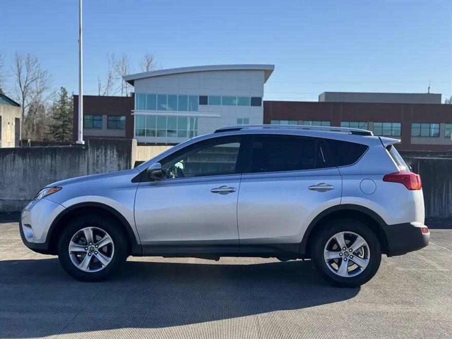 2015 Toyota RAV4 XLE photo 1