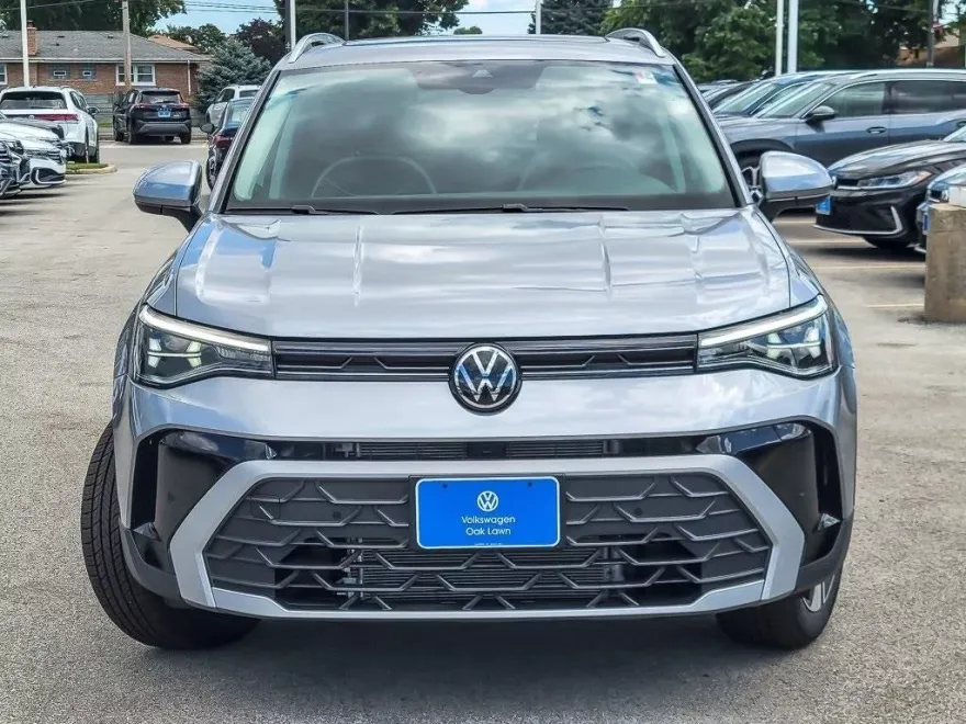 2025 Volkswagen Taos SE photo 1